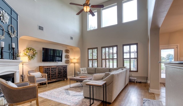 Golf course view, private pool & hot tub, game room, theater, near Austin & SA!