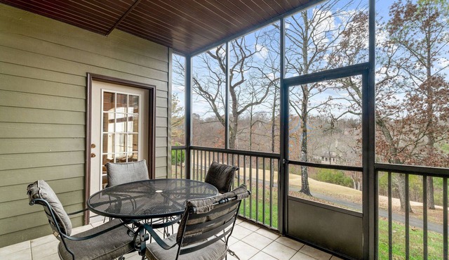 Golf Course View From Screened Porch Near Silver Dollar City w Free Tickets Gated Resort