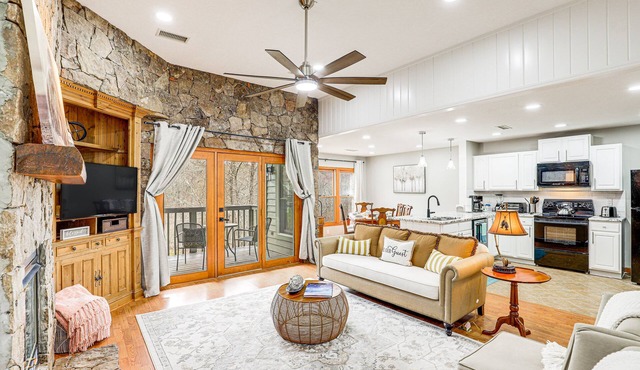 Golf Course Views: Condo in Blue Ridge Mountains!