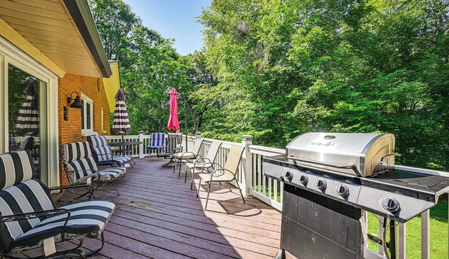 Golf Course Views & Games Galore - Vine Grove Gem!