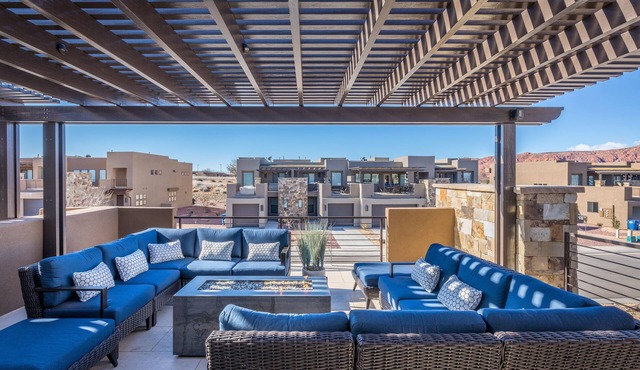 Golf Course Views, Sleeps 14 - Private Hot Tub