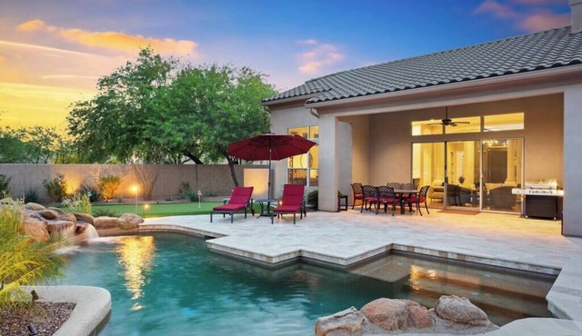 Golf Course Villa! Saltwater Pool & Putting Green