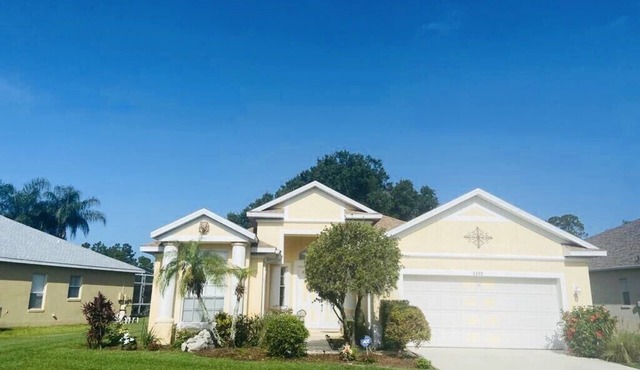 Golf course villa sleeps up to 6 ! With south facing pool.