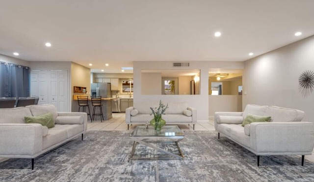 Golf/East/Fenced/4 BR 3 BA/Guest Suite
