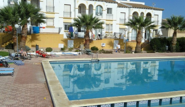 Golf/beach 1st Floor Apartment with Large Swimming Pool, WiFi and English TV