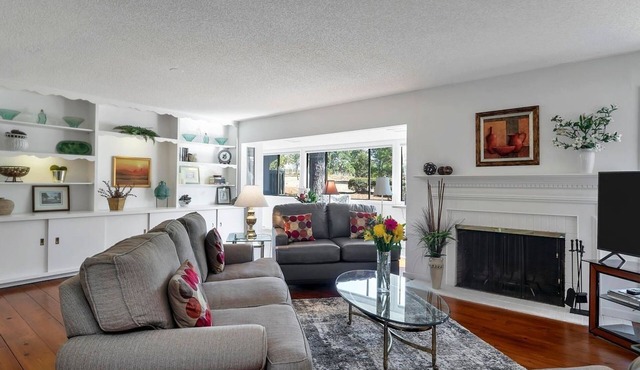 Golf front condo, walk to the Cradle, driving range, 91st hole or pro shop.
