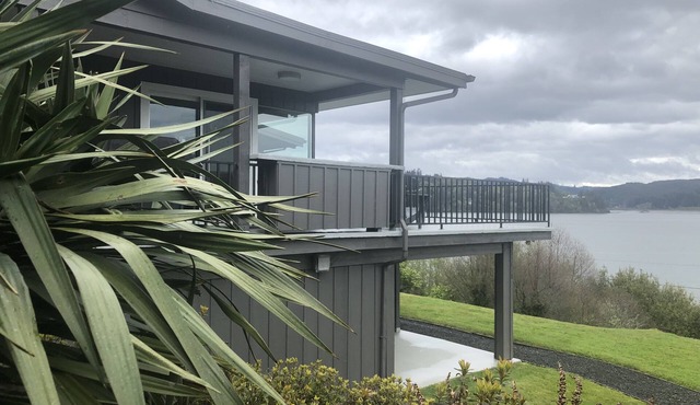 Golf Getaway. Spacious home with Bay Views. Near Bandon Dunes.