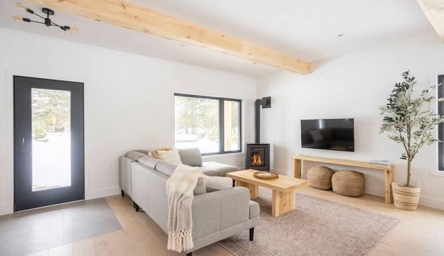 Golf Haus 2, Mont-Tremblant · Modern 3BR Cabin Getaway