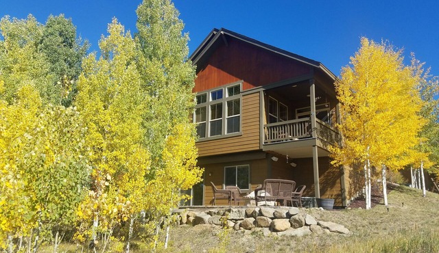 Golf, Hike, Bike. Family Relaxation! Rocky Mtn Retreat! Private Hot Tub. Views!