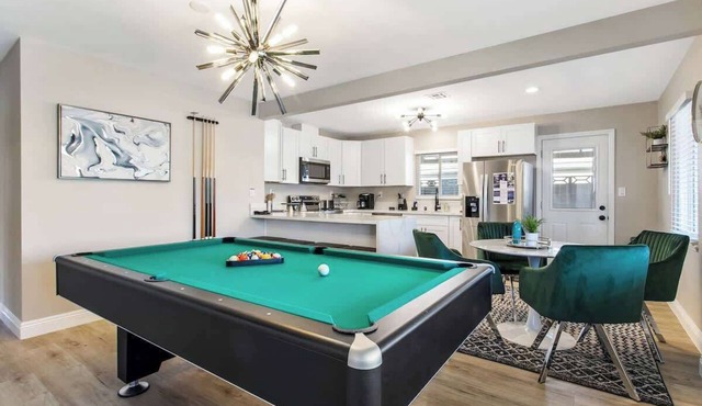 Golf, Hot Tub, Pool Table - Remodeled 3BR LV Home