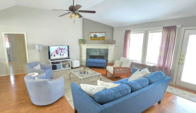 Golf, Kyle Field, Sorority Row, Restrnts/Retail; 1.5 mile to campus; GUEST FAV