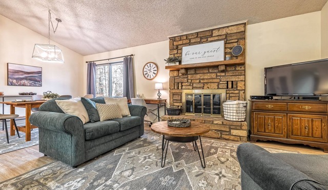 Golf Lover's Getaway! Cozy 2BR/2BA Townhome, Walk to DeSoto Golf Club!