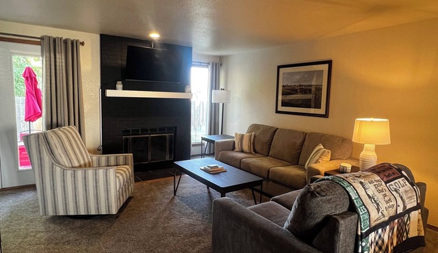 Golf Lovers Townhouse, perfect for adult couples!n2 Bedrooms, 2.5 bathrooms.