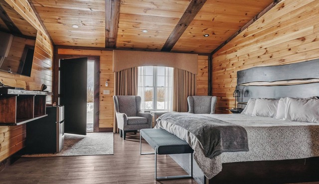 Golf, Outdoor Bar, Restaurant - The Cedar Haven