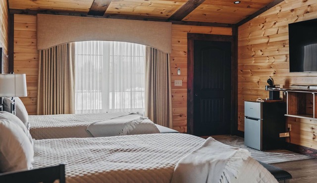 Golf, Outdoor Bar, Restaurant - The Cozy Cabin