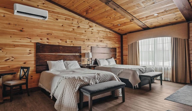 Golf, Outdoor Bar, Restaurant - The Oakwood Cabin