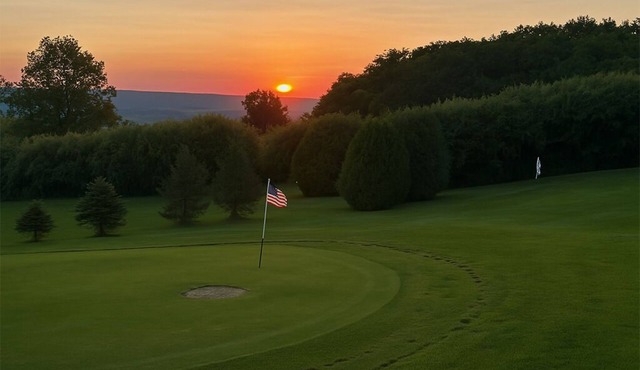 Golf, Outdoor Bar, Restaurant - The Tranquil Cabin