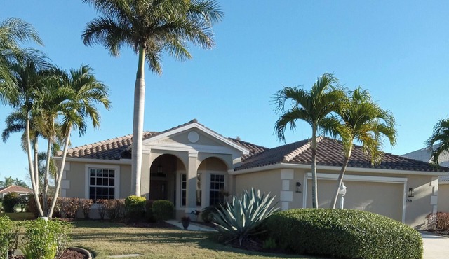 Golf & Pond View home in gated community, sleeps 6