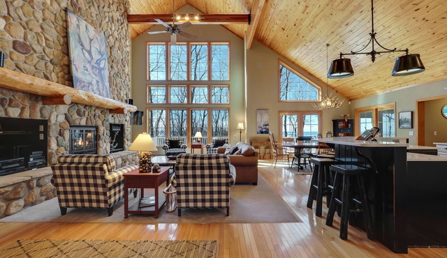 Golf Privileges available | Month long rentals| Hot Tub | Sleeps 20