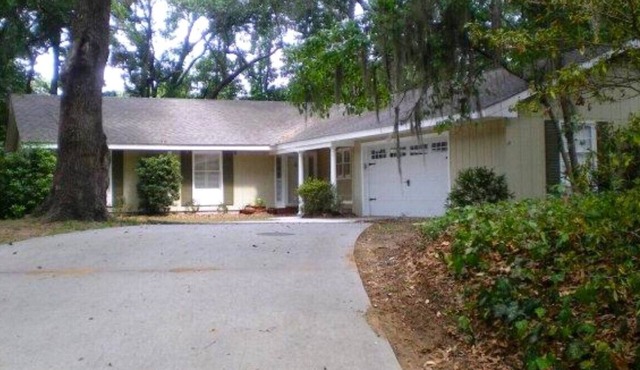 Golf retreat; 3/2.5, crib, mid island neighborhood across from Sea Palms Golf!