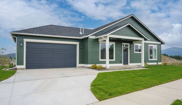 Golf Retreat Hot Tub, EV Charger & DreamCloud Comfort New Single-Level Home