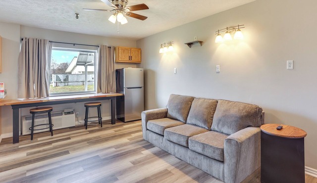 Golf, Shop, Tour & More: Oakland City Apartment