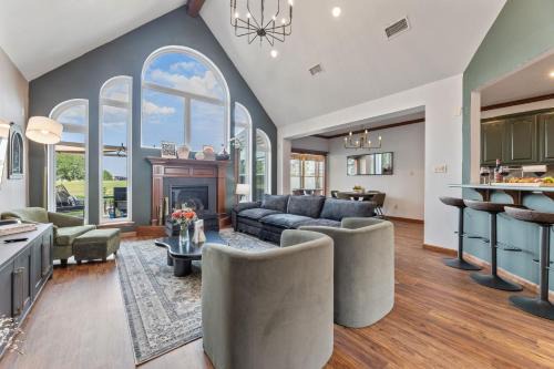 Golf-Side Luxe Escape Sleeps 13 Hot Tub & Theater