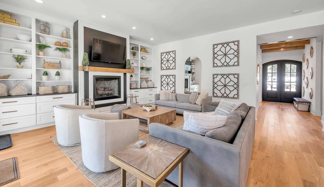 Golf Simulator | Hot Tub | Game Room | Downtown | Patio & Firepit