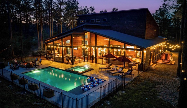 Golf Simulator, Pool, Hot Tub, Sauna, Gym, Playground, Theater- Sleeps up to 30