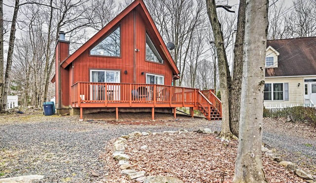 Golf, Ski + Fish: Cabin w/Deck in Tobyhanna!