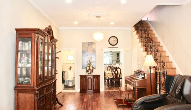 Golf, Soccer & Cruise Stay|Stylish Philly Townhome