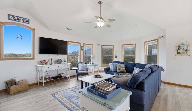 Golf & Surf 7BR: Private Pool, 5 Min to Beach