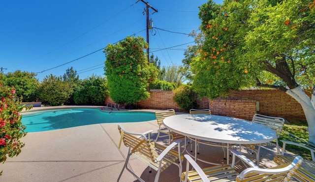 Golf, Swim & Grill Out: Phoenix Gem 10 Mi to Dtwn