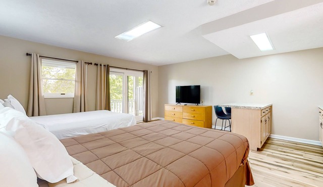 Golf view, 2nd-floor studio with balcony, game room & gym - walk to Douglas Lake