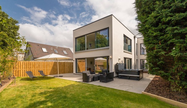 Golf View Garden Apartment with Hot Tub