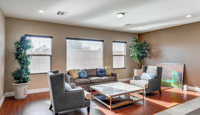 Golf, Work & Explore: Las Vegas Gem w/Pool Access