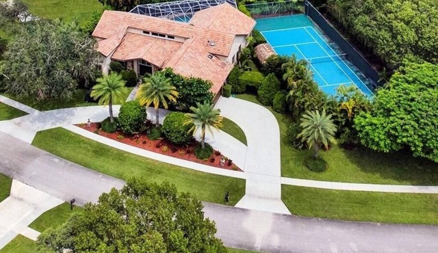 GolfCart to Horse Show! Luxury Private Tennis Ct, Heated Pool Spa, Fenced Yard!