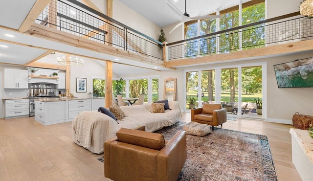 Golfer & Beach Paradise! 5 bedroom home-Ping Pong Table-EV Charger-Wild Horses!