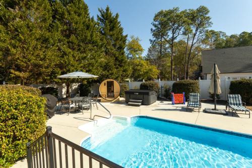 Golfer Paradise. Pool, Sauna, Hot Tub, Putting Green and More