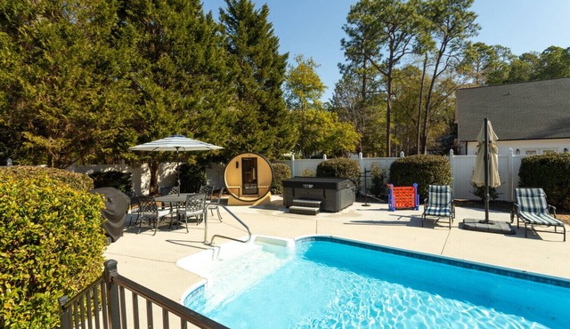 Golfer Paradise - Pool, Sauna, Hot Tub, Putting Green and More!
