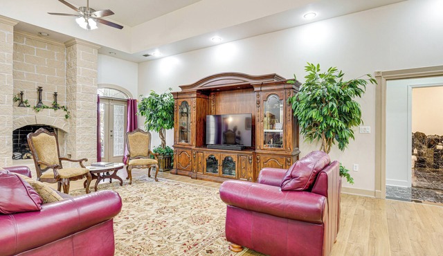 Golfer's Paradise: Meadow Lakes Manor Retreat!