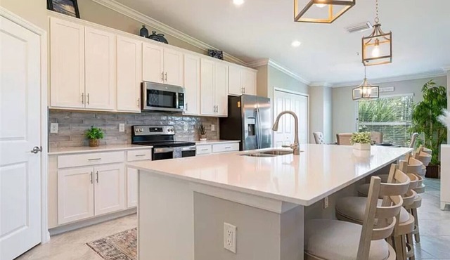 Golfer's Retreat-Elegant 2-bdr Condo w/Stunning Fairway Views! 2 months min stay