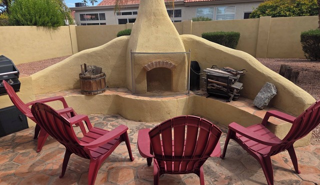 Golfer's retreat with entertainers backyard-includes golfcart