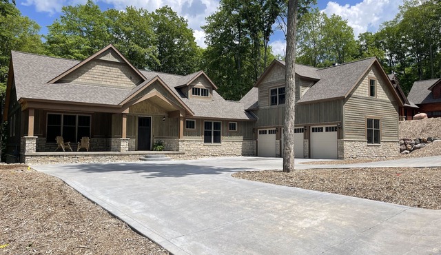 Golfers and Skiers Delight! Amenities galore in Boyne Mountain ski in/out fast!