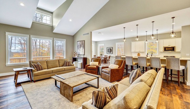 Golfers dream w/5-star experience! Boyne Mountain ski in/outnGarage, fire-pit!