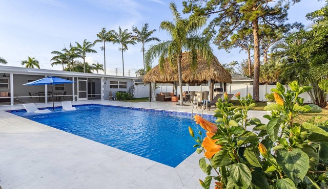 Golfers Green Retreat with 35' Heated Saltwater Pool & Tiki. Pet Friendly!