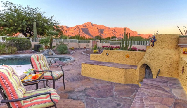Golfing/Hiking Oasis: Mt VIEWS, Htd POOL, Spa, Putting Green, TVs All BRs