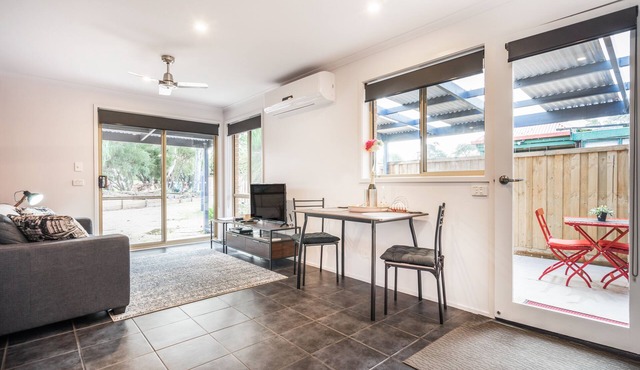 Golfside Getaway by Ready Set Stay - Neat bungalow,WIFI,linen & towels included