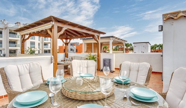 Golfside Hideaway with Rooftop Views & Sunlight