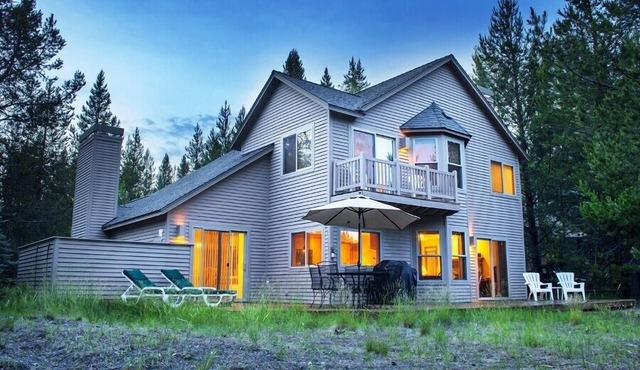 Golfside Retreat with Hot Tub, BBQ & Spacious Deck